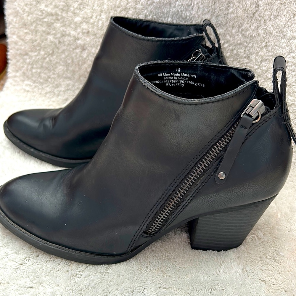 Black zippered, ankle bootie, size 7 1/2, women’s. Massimo brand.